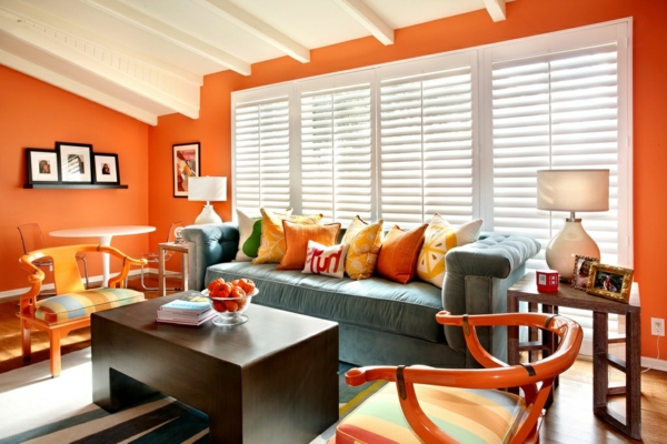 orange-wohnzimmer-design-hölzerner-tisch