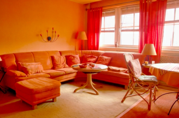 orange-wohnzimmer-design-rote-moderne-gardinen
