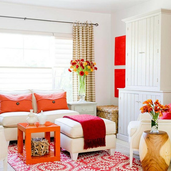 orange-wohnzimmer-design-schöne-dekorative-kissen