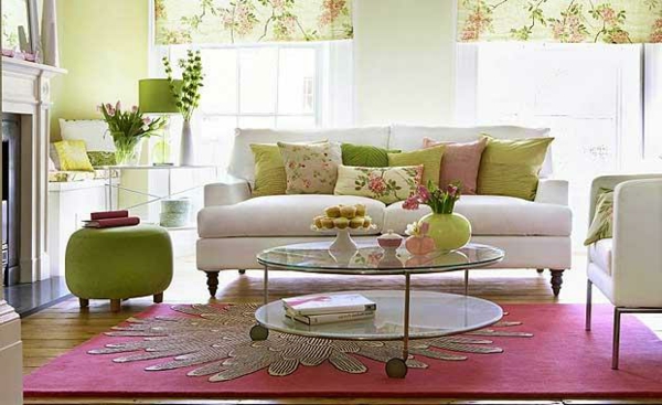 originelle-wohnzimmer-deko-weißes-sofa-rosiger-teppich