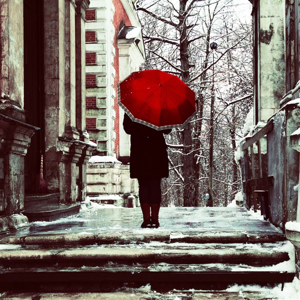 wunderschönes design vom roten regenschirm