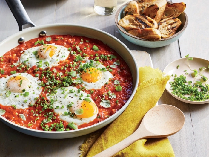 osterbrunch rezepte, gebratene eier mit tomatensoße, selbstgemachte bruschettas, gesunder frühstück