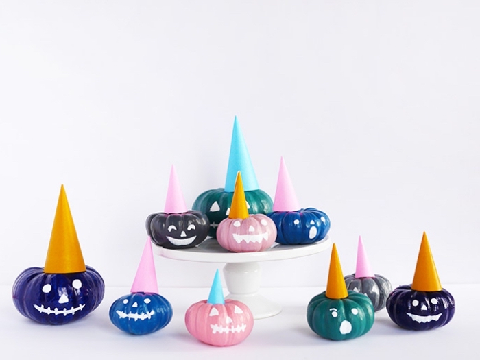 party dekoration zum halloween, halloween dekoideen, mini kürbsse dkeoriert mit acrylfarben und mini hüten