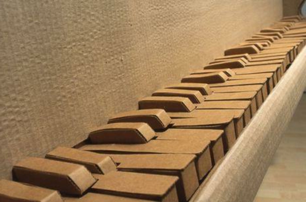 piano-aus-karton-effektvolles-design-aus-pappe-effektvolle-ideen-karton-