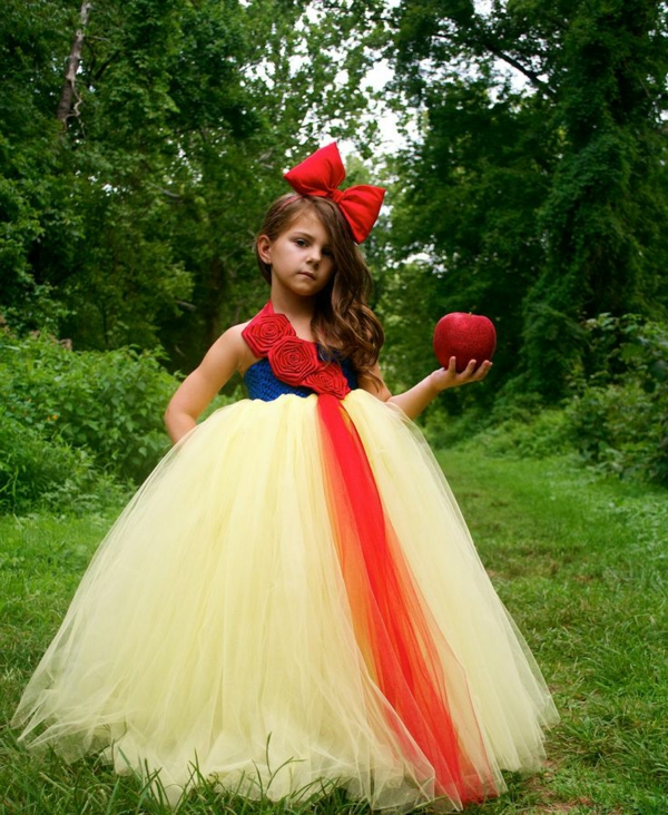 prinzessin-kostüm-für-kind-mädchen-mit-einer-großen-roten-schleife-auf-dem-kopf