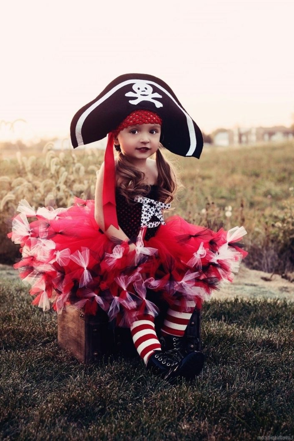 prinzessin-kostüm-für-kind-super-süßes-kleines-mädchen-wie-eine-piratin-aussehen