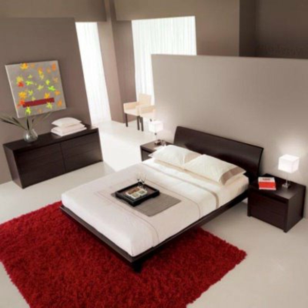 roter-teppich-und-weißes-sofa-im-asiatischen-schlafzimmer