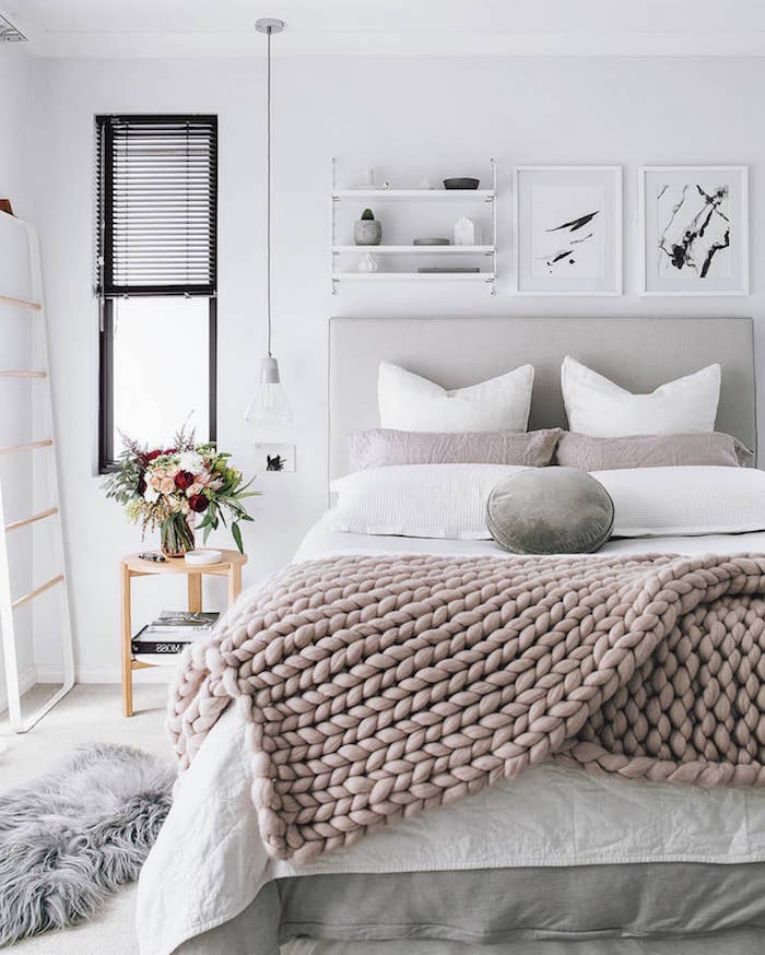 Schlafzimmer in Weiß und hellen Pastellfarben, Deko Kissen und gestrickte Decke 