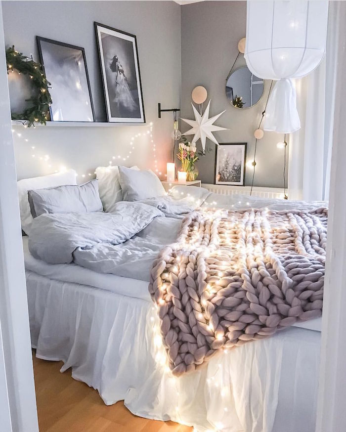 Cozy Schlafzimmer Ideen, Lichterketten und schwarz weiße Fotos, gestrickte Decke