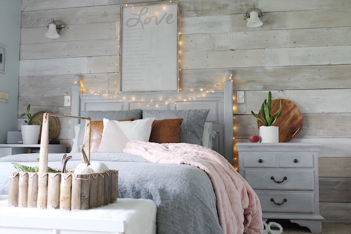 Schlafzimmer gemütlich dekorieren, Lichterkette über dem Bett, Kürbisse im Korb 