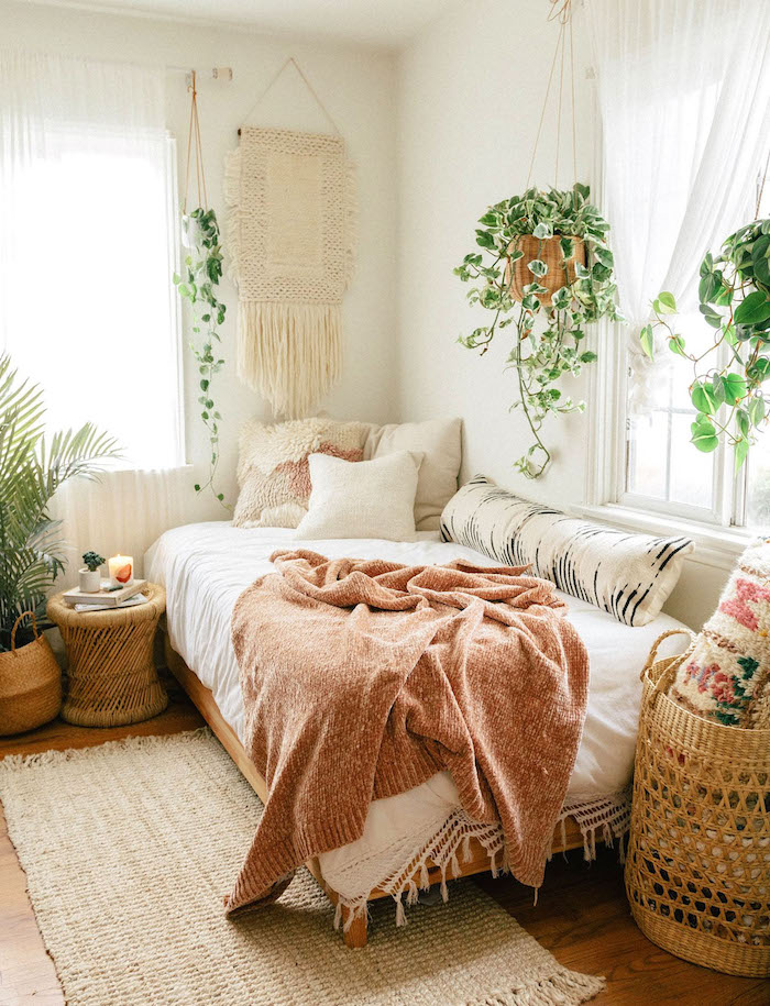 Boho Schlafzimmer Ideen, Möbel und Deko aus Rattan, hängende Grünpflanzen 