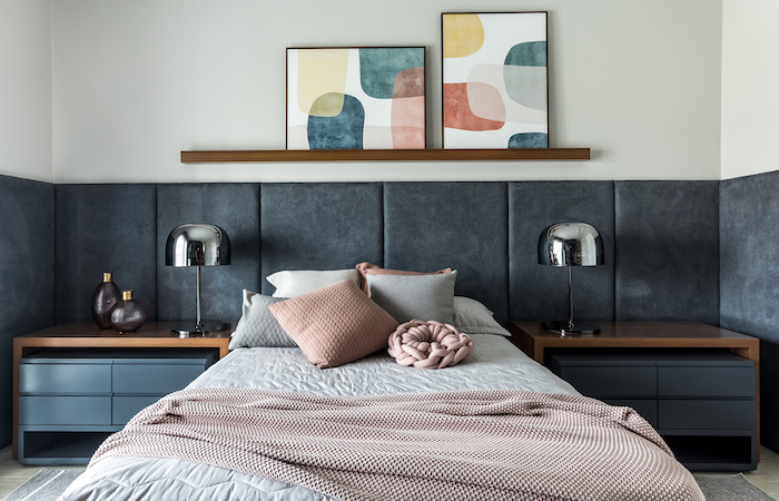 Schlafzimmer modern gestalten, Bettwäsche in Pastellfarben, abstrakte Gemälde 