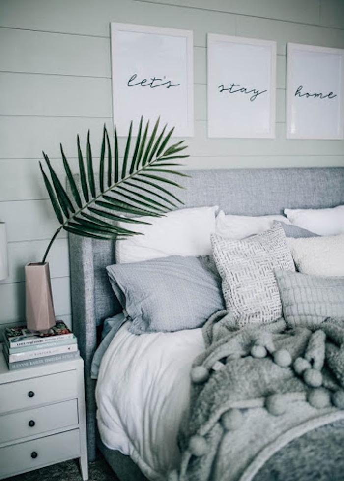 Schlafzimmer Ideen gemütlich, viele Dekokissen und kuschelige Decke 