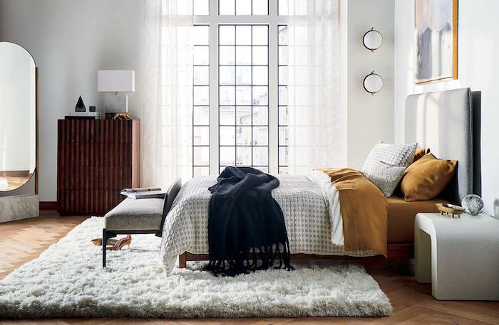 Schlafzimmer Einrichtung Ideen, Stehspiegel und Schrank aus Massivholz, flauschiger Teppich 