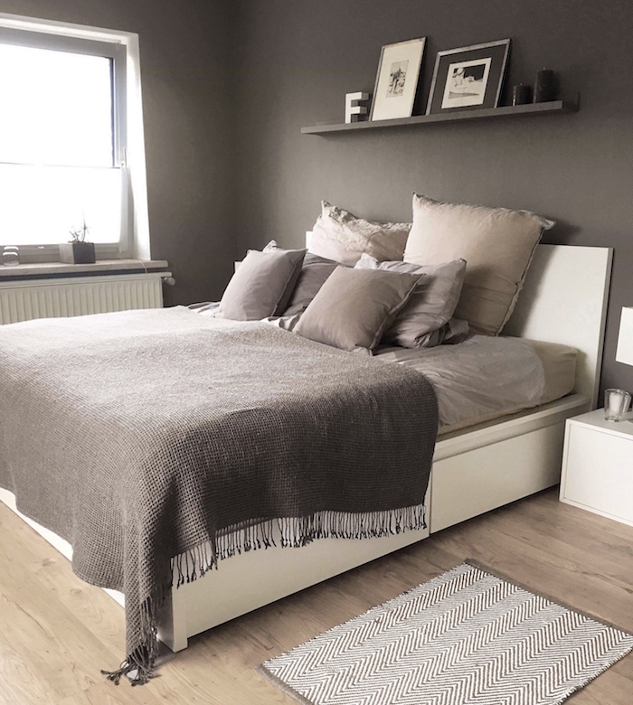 Schlafzimmer Ideen in Grau, weißes Bett, graue Bettwäsche, simples Wandregal 