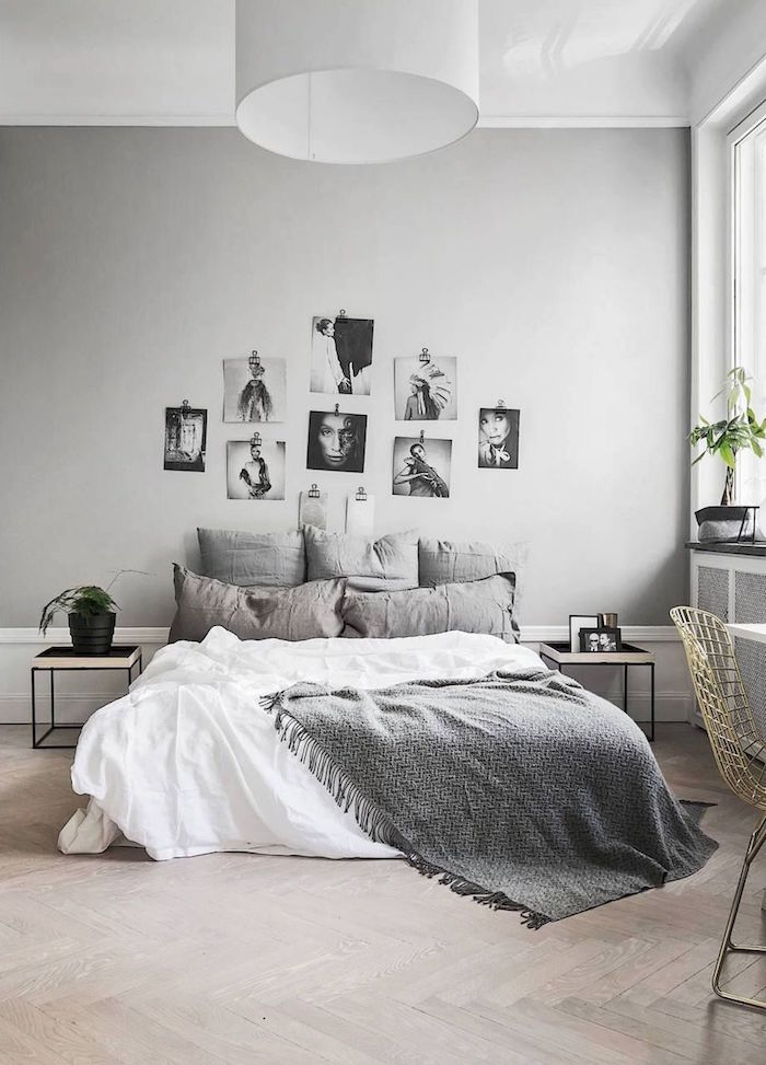 Cozy Schlafzimmer in Grau, Fotos an der Wand, Deko Kissen und graue Decke