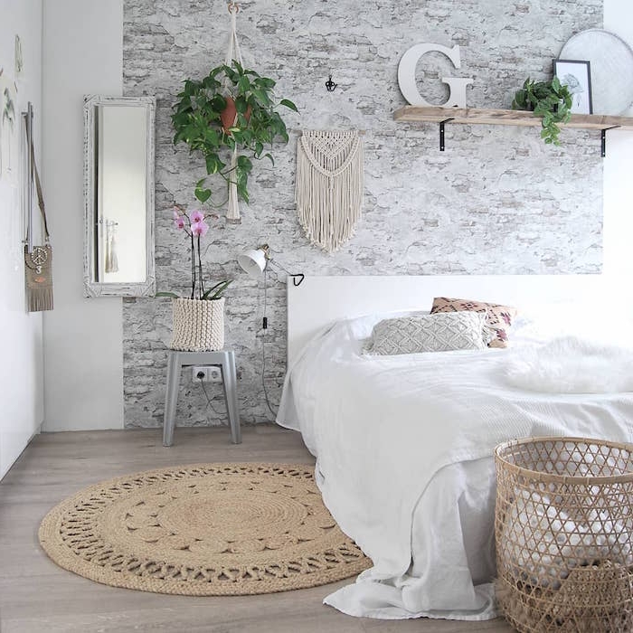 Boho Schlafzimmer mit Rattan Deko Artikeln und hängenden Grünpflanzen 
