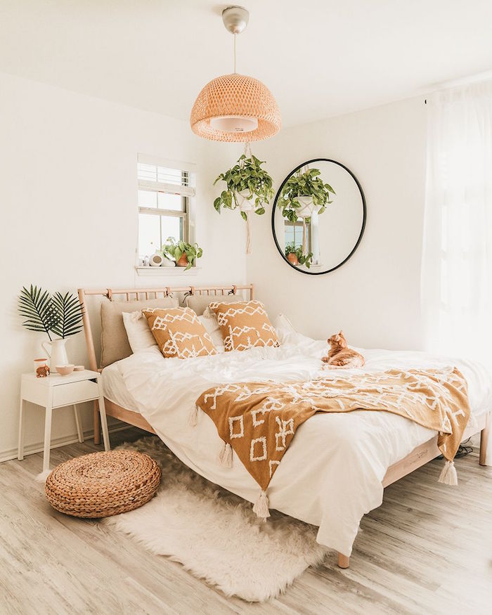 Boho Schlafzimmer Ideen, Rattan Möbel und Deko Artikel, hängende Grünpflanzen, flauschiger Teppich 