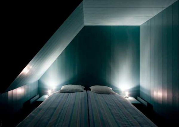 schlafzimmer-mit-dachschräge-attraktive-beleuchtung