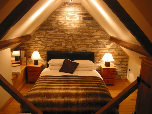 schlafzimmer-mit-dachschräge-braunes-interieur