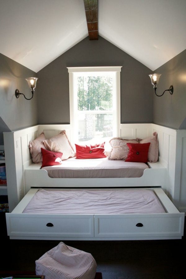 schlafzimmer-mit-dachschräge-moderne-weiße-möbelstücke