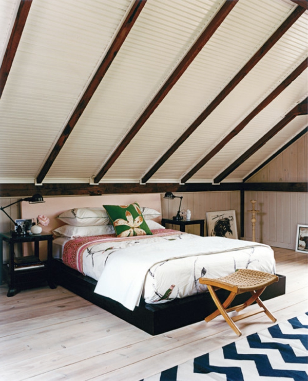 schlafzimmer-mit-dachschräge-weiß-und-braun-kombinieren
