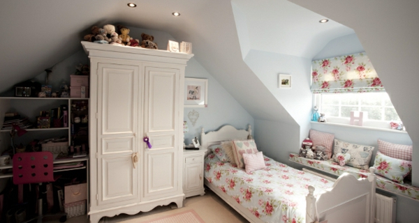 schlafzimmer-mit-dachschräge-weiße-herrliche-gestaltung