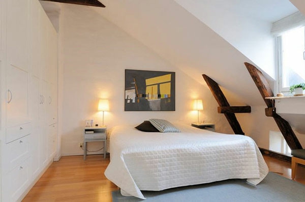 schlafzimmer-mit-dachschräge-weißes-attraktives-bett-modell