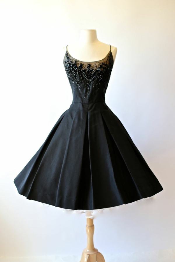 schwarzes-Kleid-mit-A-Silhouette