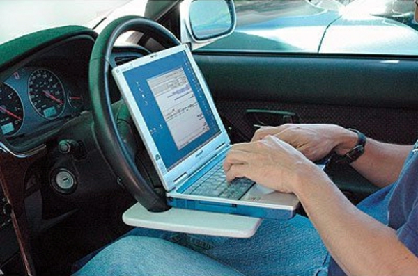 spezieller-tisch-für-laptop-im-auto