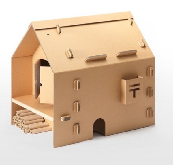 spielhaus-aus-karton-effektvolles-design-aus-pappe-effektvolle-ideen-karton-