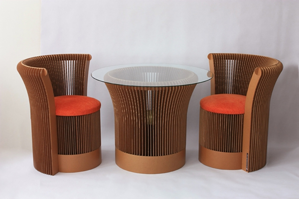stuhl-und-tisch-aus-pappe-effektvolle-möbel-karton-möbel