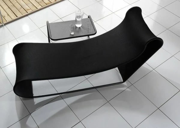super-gestaltung-vom-liegestuhl-in-schwarzer-farbe-foto-von-oben-genommen