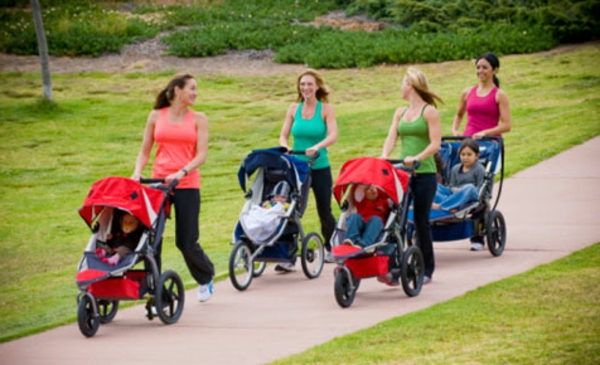 super-schönes-bild-von-vier-müttern-mit-kinderwagen-machen-spaziergang-im-park