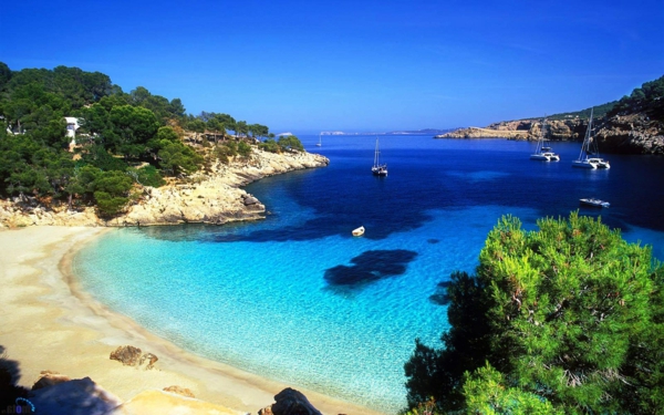türkisblaues-Wasser-in-Ibiza-resized