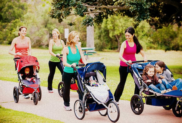 viele-mütter-laufen-zusammen-im-park-mit-ihren-kleinen-kindern-in-kinderwagen