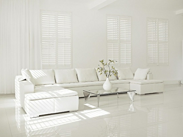 weißes-interieur-großes-sofa-im-wohnzimmer