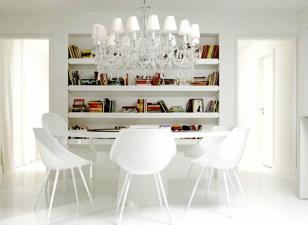 weißes-interieur-moderne-regale-und-coole-stühle