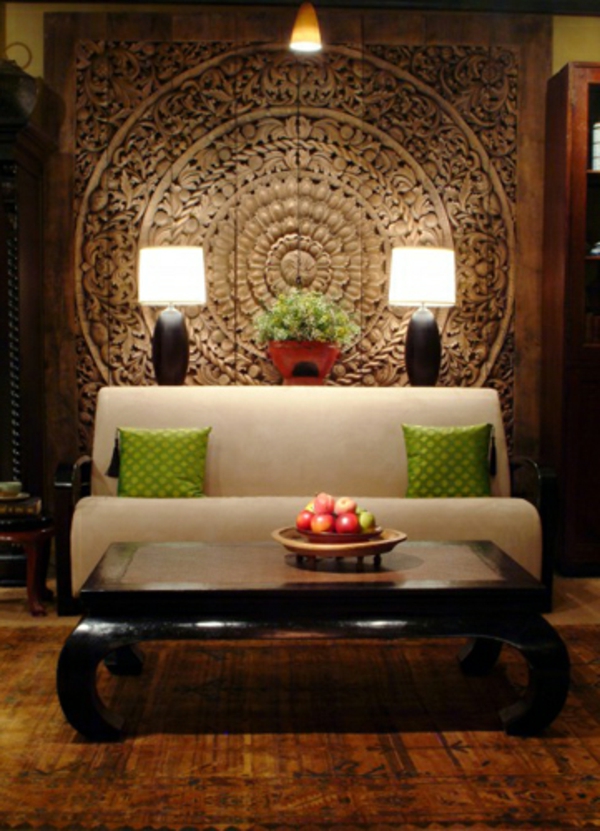 weißes-elegantes-sofa-im-asiatischen-wohnzimmer