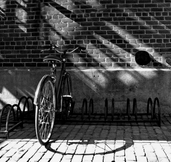 Backsteinmauer-Fahrradständer