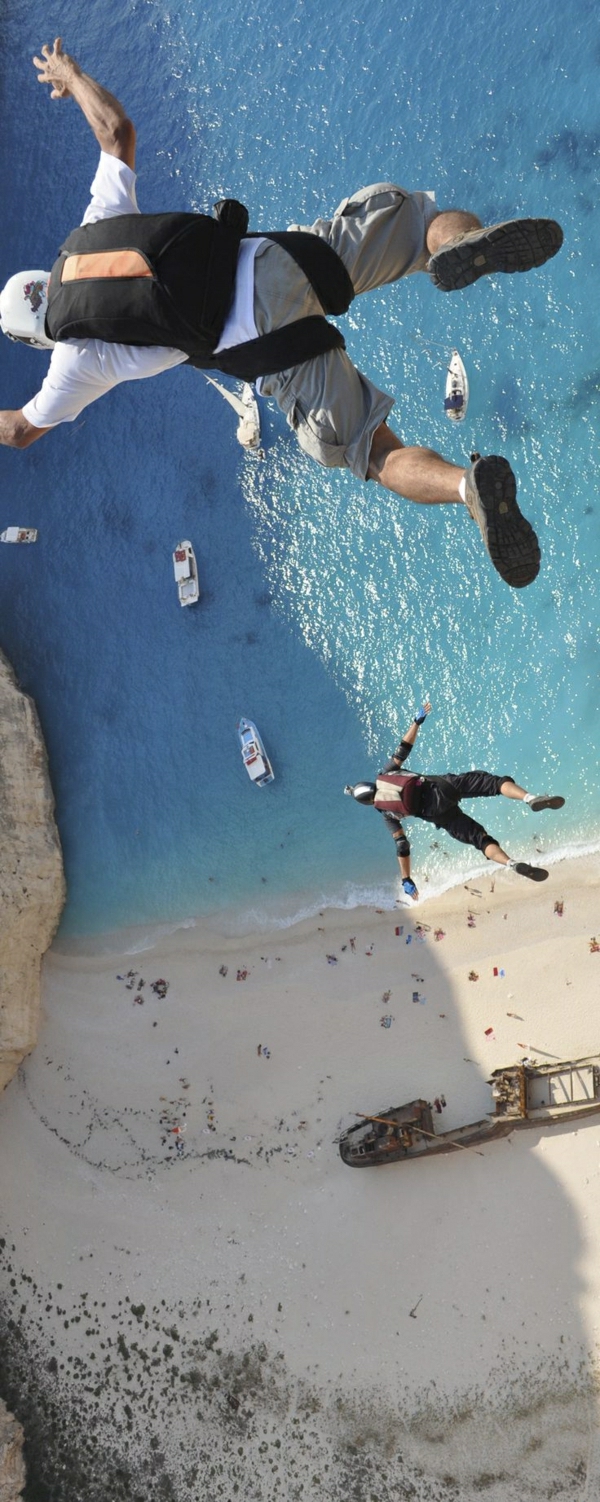 Base-Jumping-zwei-Männer-Strand-Meer-Sand-Boote