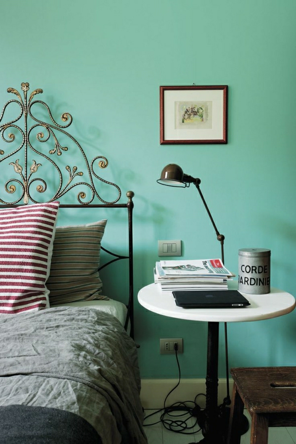 Bett-Kissen-mintgrüne-Wand-Bild-stehende-Leuhte-Laptop