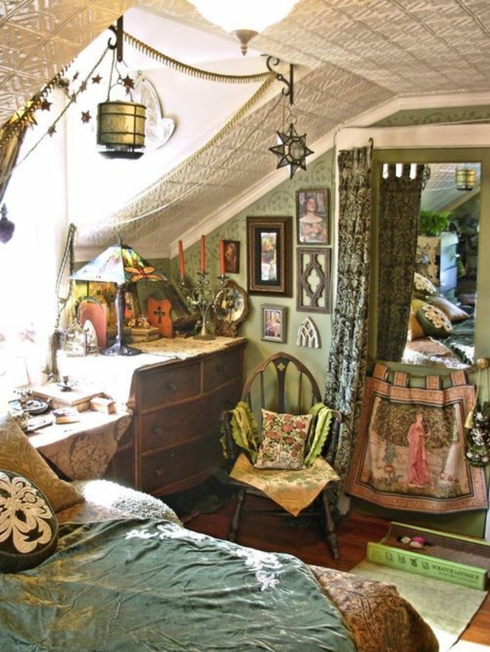Boho-Antik-Schlafzimmer-grün-Gardinen-Satin-Leuchten