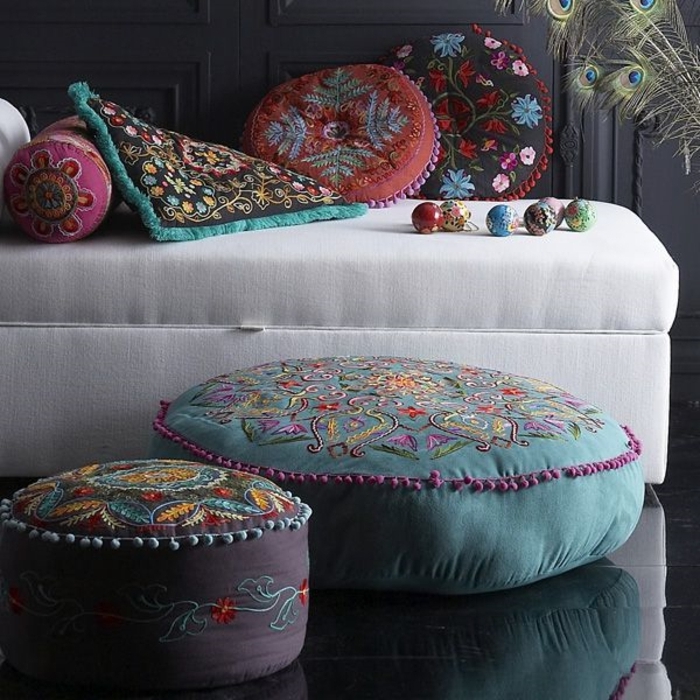 Sclafzimmer-Ideen-Boho-Chic-Design-türkische-Kissen-weißes-Sofa
