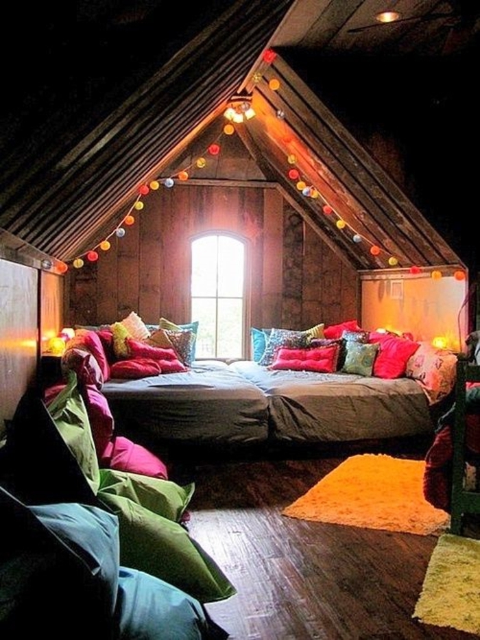 Boho-Schlafzimmer-Hütte-farbige-Leuchten-Kissen