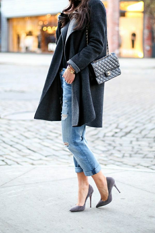 Boyfriend-Jeans-dunkelgrauer-Mantel-aus-Wolle-Stöckelschuhe-Chanel-Tasche