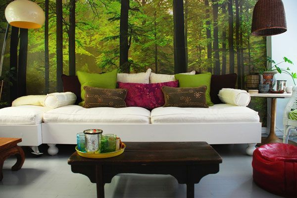 Fototapete-Wald-farbige-Kissen-weißes-Sofa