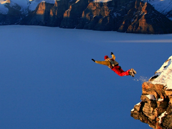 Gebirge-Fallschirmspringen-Mann-Sportausrüstung-Schnee-extrem