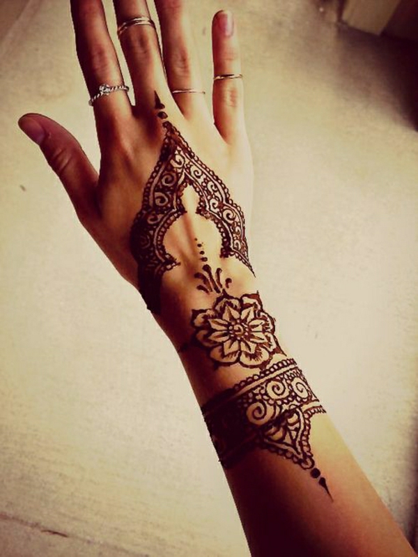 Henna-Muster-Blumen-Motive-Tattoo-Hand-Ringe