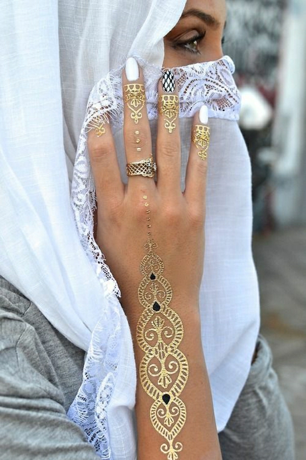 Henna-Muster-Tattoo-golden-Arm-Ring-weißer-Nagellack-Dekoration